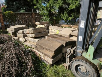 Stara pískovcová dlažba, zápraží,slapaky - 2