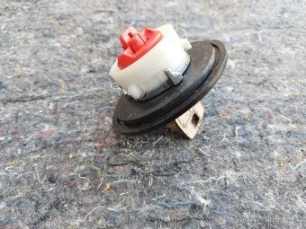 P: Uzamykatelné víčko nádrže SAG a T4 - 2