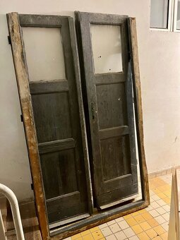 Krásné starožitné vchodové dveře do domu - 2