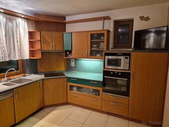 Kuchyňská linka v dekoru třešeň. - 2