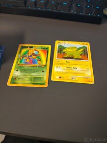 10-15 let starý balíček Pokémon karet. - 2