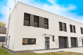 Prodej moderních rodinných domů ve výstavbě v klidném prostř - 2