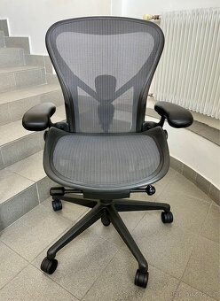 kancelářská židle Herman Miller Aeron Remastered - top stav - 2