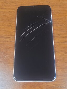SAMSUNG A13 s prasklým displejem k opravě. - 2