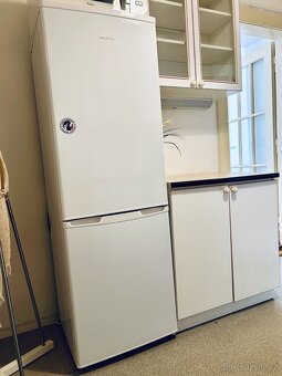 Čistá , zachovalá a plně funkční lednice Philco PC 2241 N - 2