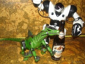2x velký robot: RoboTyrannus, Robosapien, plastoví vojáčci - 2
