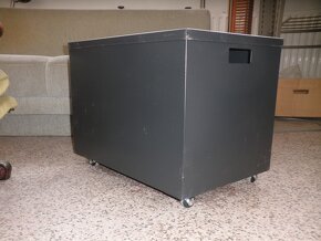 Velký plechový box na kolečkách - možno více kusů - 2