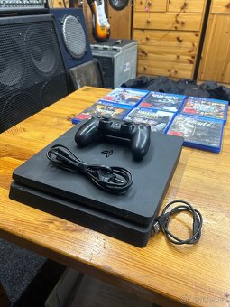 Playstation 4 + controller a 6 her - 2