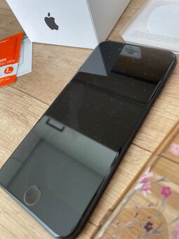 Černý iPhone SE 2020 64GB - 2