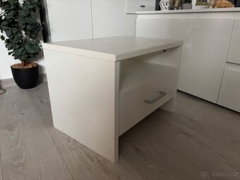 Noční stolek – bílá barva - 2