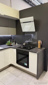 Nová kuchyňská linka Oresi rohová, z expozice. - 2