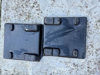 HUMVEE - HMMWV - kastlík AKU baterií / podložka ORIGINAL - 2