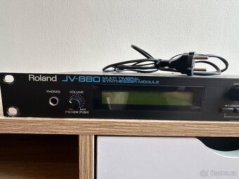 Roland JV 880 - 2