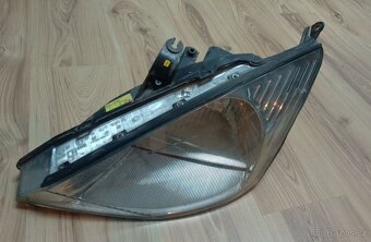 Přední světlomet Ford Focus Mk1 - 2