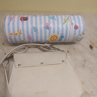 Stará dětská kabelka a termoska. - 2