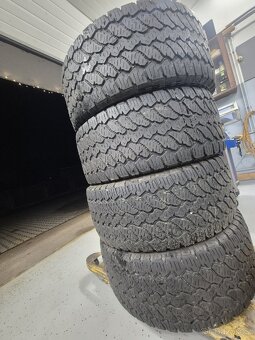 Pneu 285/45 R22 - 2