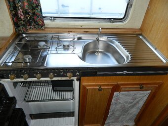 Dvouosý karavan Tabbert s přídavnou střechou - 2