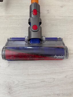 Tyčový a ruční vysavač Dyson V8 - 2