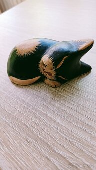 Vzácná vintage dřevěná figurka kočky skvrnitá spící - 2