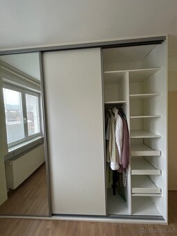 Prodám vestavěnou skříň v perfektním stavu - 2