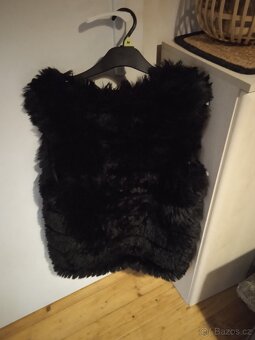Dámská černá vesta. - 2