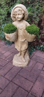 Betonova socha se džběry - 2