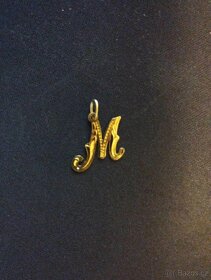Přívěšek ze zlata ve tvaru ,, M ,, 585/1000 - 2