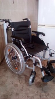 INVALIDNÍ VOZÍK-46CM-ODLEHČEN-BRZDY PRO DOPROVOD - 2