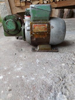 Elektromotor MEZ Mohelnice se šnekovou převodovkou - 2