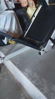 Posilovací stroj hacken dřep - 2