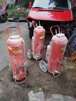 Starý mobilní vyřazený práškový hasící přístroj - 2