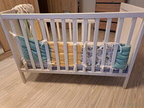 Dětská postýlka+materace+prostěradla+látkové zábr.+kapsář - 2