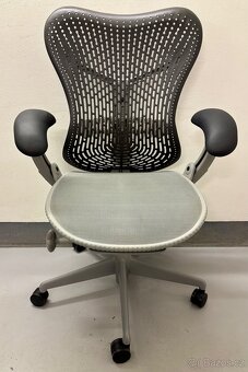 Kancelářská židle Herman Miller Mirra - top stav - 2