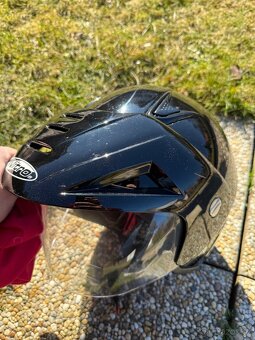 Motorkářská helma. - 2