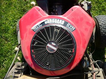 Zahradní traktor - 18 HP dvouválec Vaguard - 2