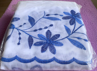 Komplet s vyšitými kytičkami - 2