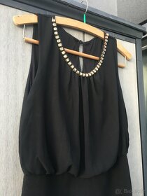 Společenské krátké černé šaty s korálky u výstřihu - 2
