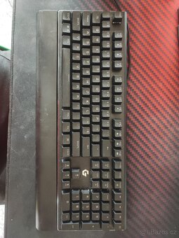 Černé klávesy mechanické klávesnice - 2