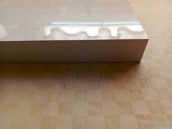 Prodám nástěnnou polici bílý lesk 30x25x5cm - 2