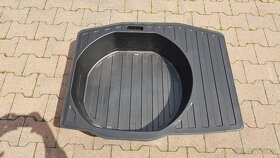 Výplň a víko rezervy Audi A6, v bezvadném stavu - 2