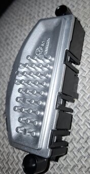 Bosch regulátor ventilátoru topení a klimatizace 5Q1819021 - 2
