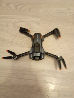 Skládací dron s kamerou rozbalený - 2