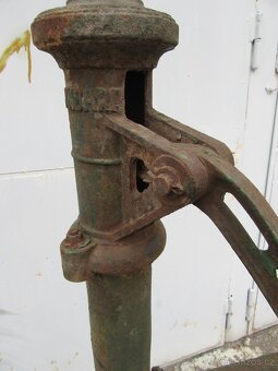 Nabízím starou litinovou pumpu Standard. Neprasklá. Původní - 2