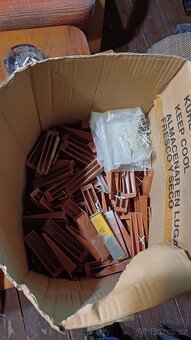 klešte a další na pokladku dlažby - 2