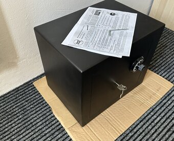 TREZOR, NÁBYTKOVÝ TREZOR, SEJF - JAKO NOVÝ - - 2