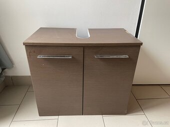 Koupelnové skříňky – pod umyvadlo + 2 závěsné - 2