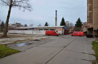 Šestipodlažní budova a •	Přízemní hala: - 2