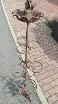starozitny liitnovy stojan na kvetiny - 2