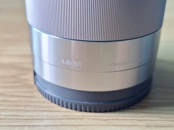 Objektiv Sony E 50mm f/1.8 OSS – stříbrná verze (SEL50F18) - 2