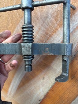 Kovový stahovák - 2